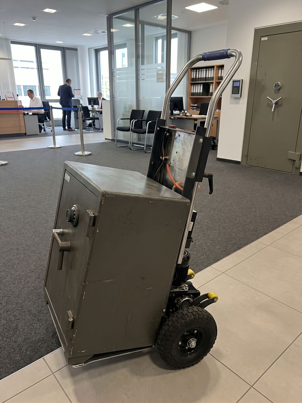 Tresor auf der elektrischen Sackkarre im Büro – Tresortransport